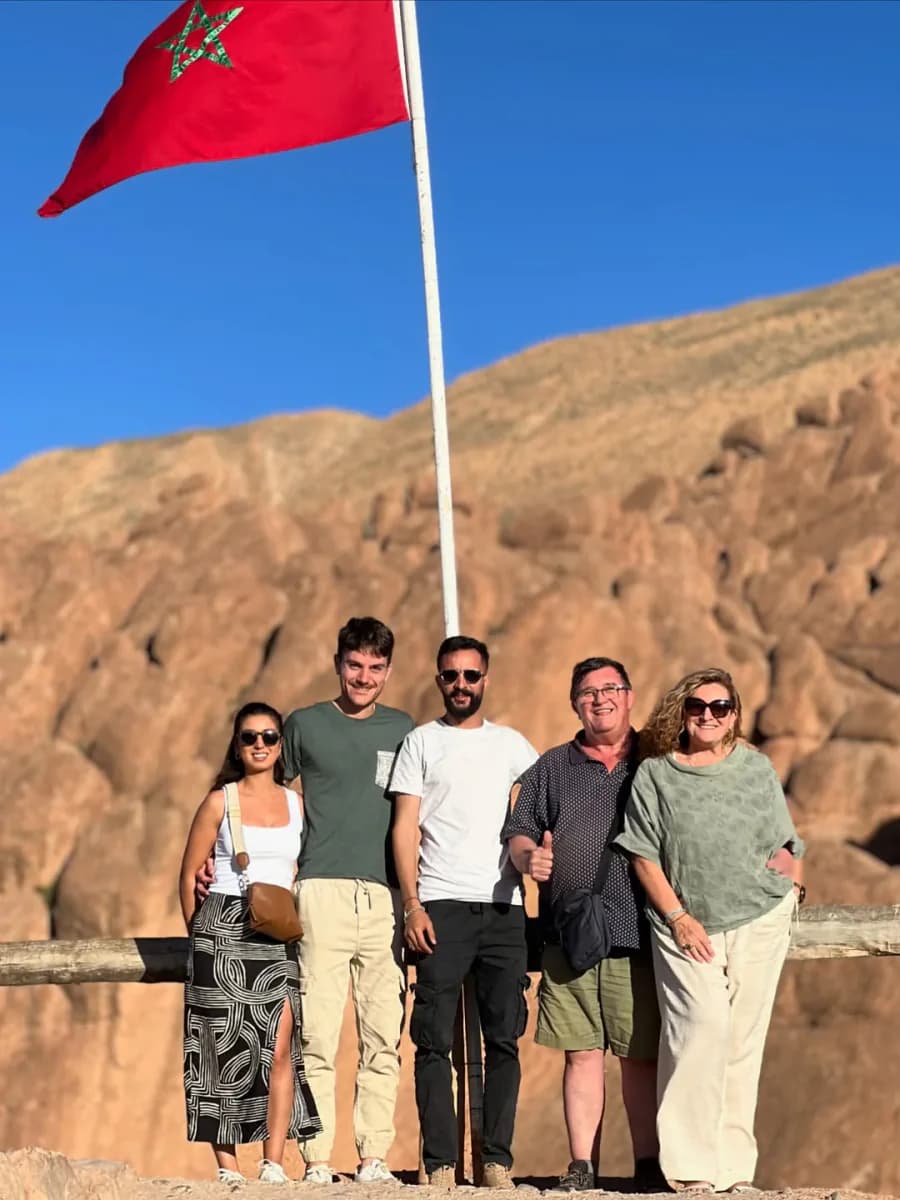 Grupo de viajeros bajo la bandera de Marruecos