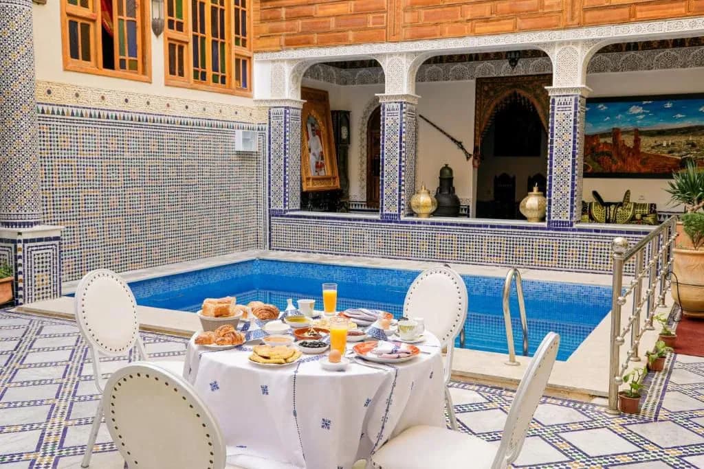 Patio interior de un riad con desayuno preparado